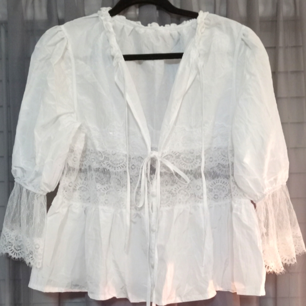 Elegant White Lace Trim Blouse Brand New. Never Worn. Size M/L